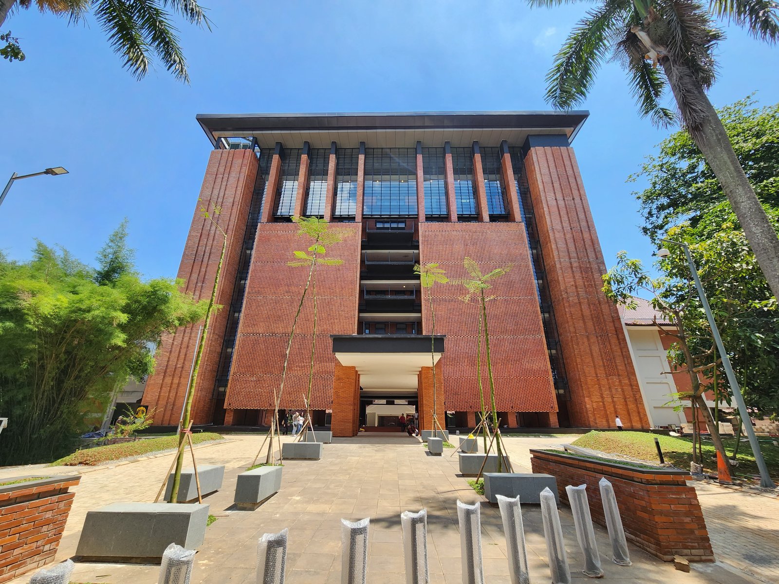 Pembangunan Gedung Interdisciplinary Legal Research Center Building Bridge Fakultas Hukum Universitas Indonesia